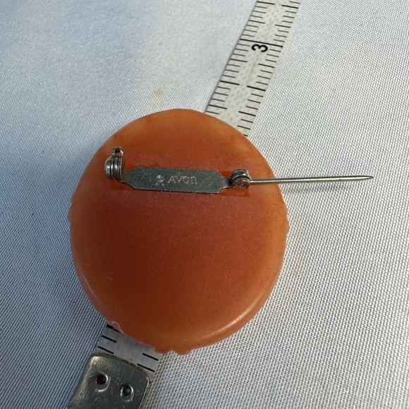 Vintage AVON molded cameo style brooch - Picture 6 of 6